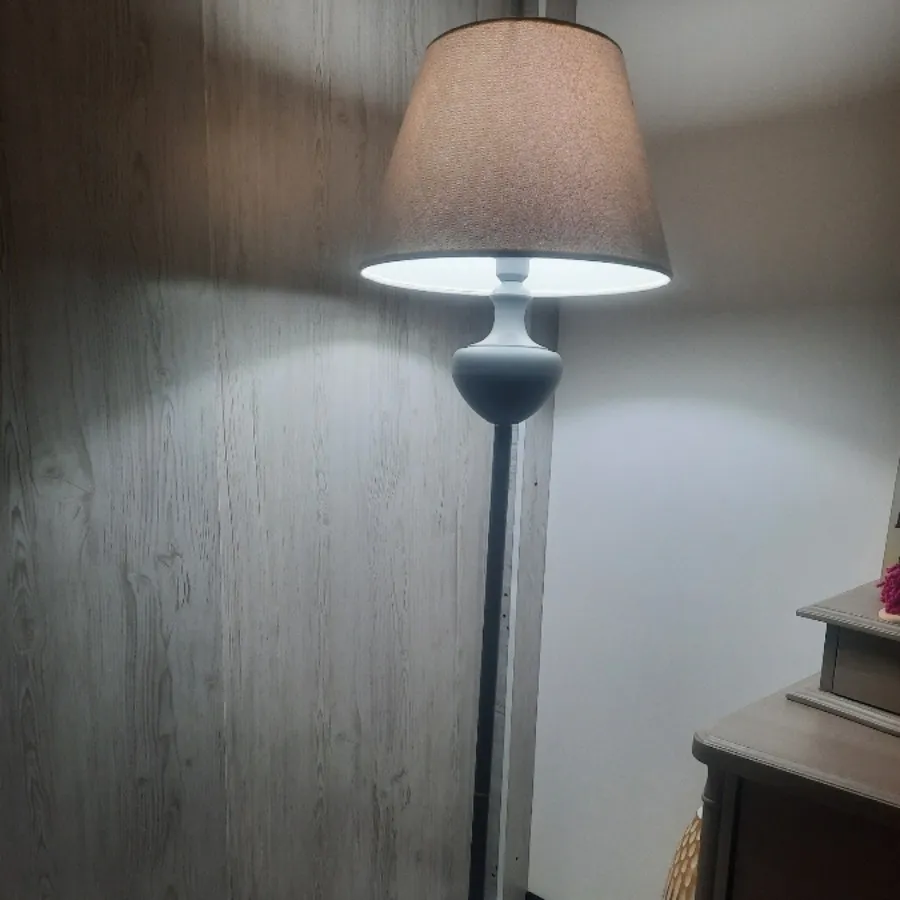 اباژور ایستاده
