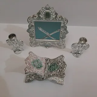 آینه و شمعدان و رحل کوچک