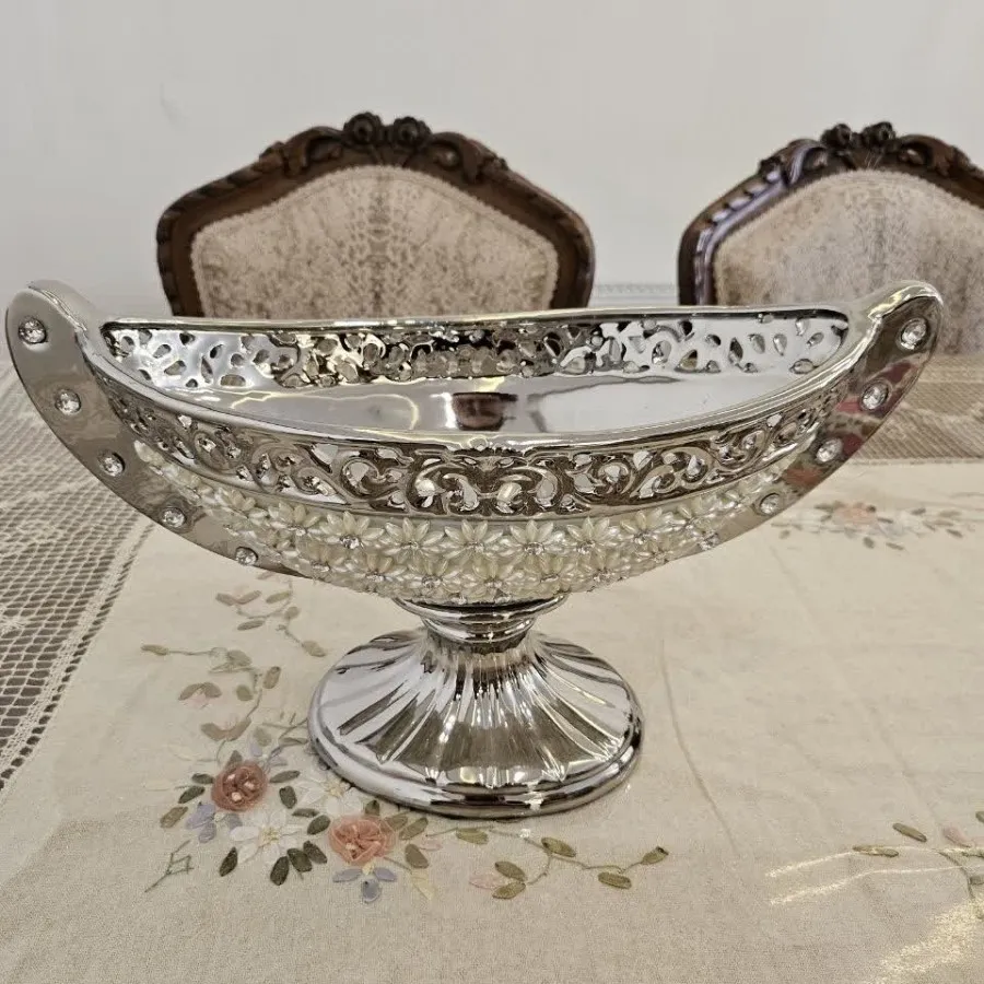 یکعدد شکلاتخوری نگین کاری