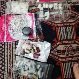 ناخون و لوازم آرایشی