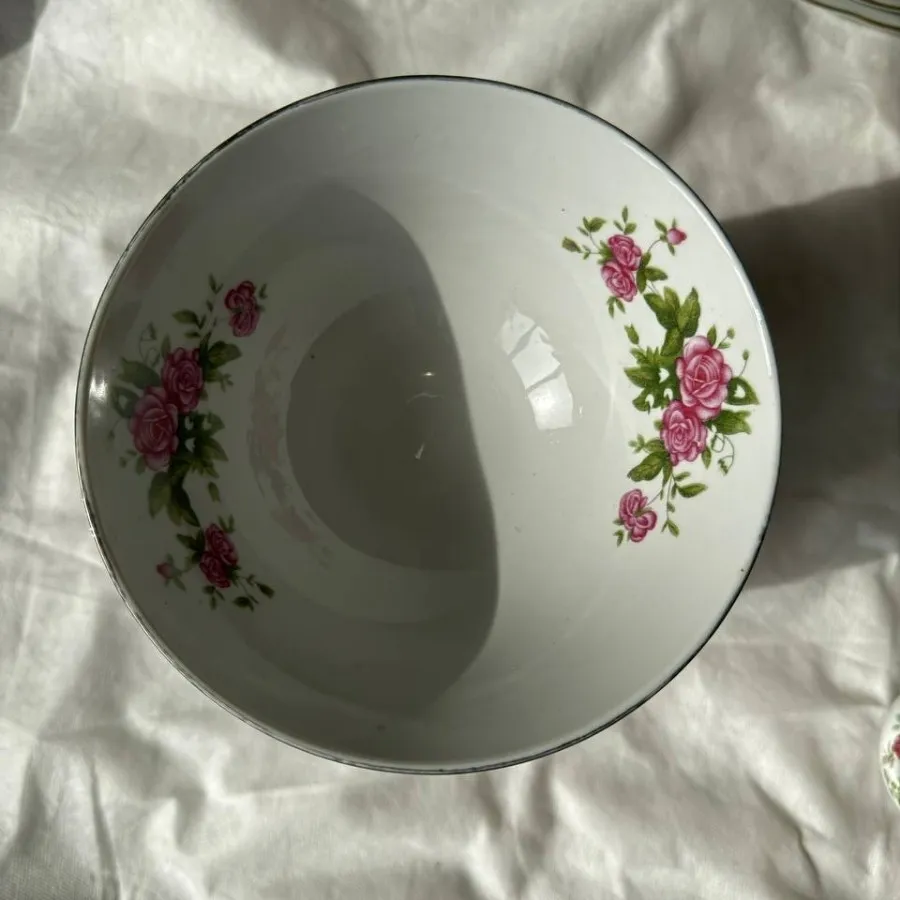 آبگوشت خوری گلسرخی