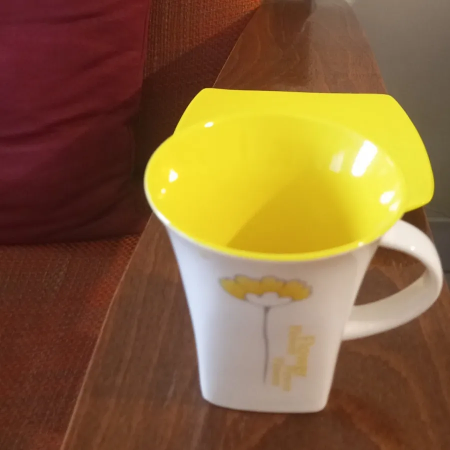 فنجان و نعلبکی زرد گلدار