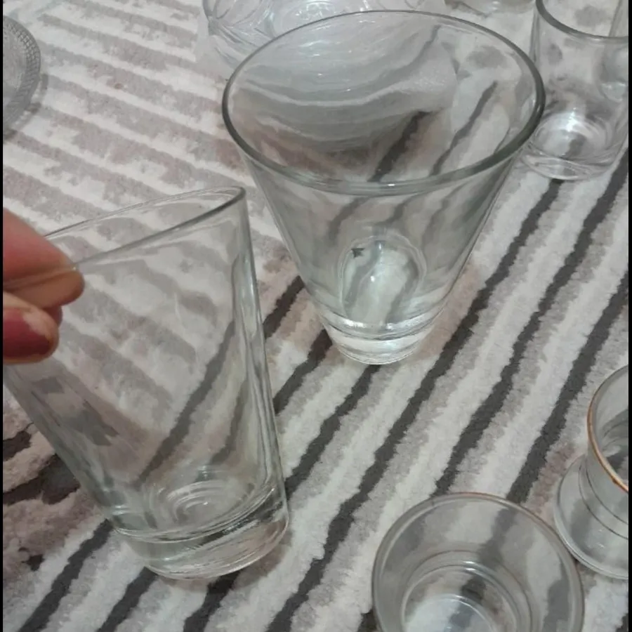 تعدادی ظروف شیشه ای