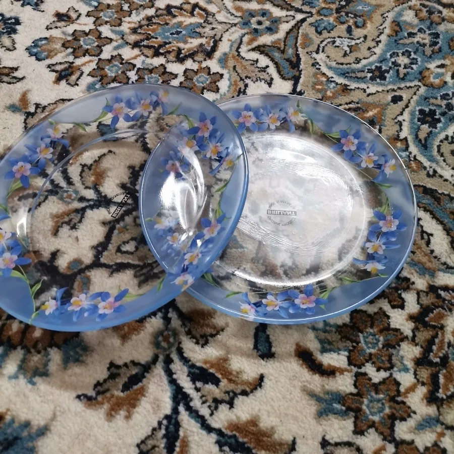 تعدادی ظرف چینی وپیرکس
