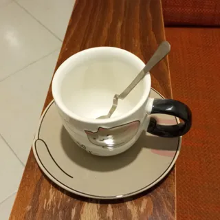 فنجان و نعلبکی گربه