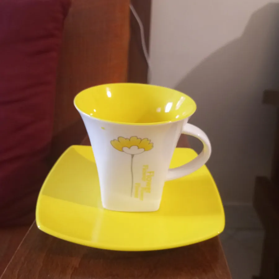 فنجان و نعلبکی زرد گلدار