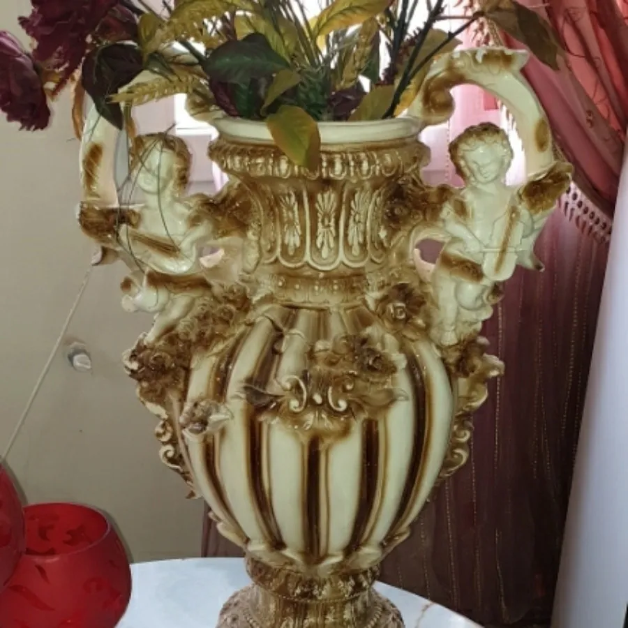 گلدون  کنار سالنی