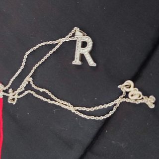 گردنبند R