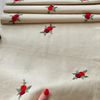 رومیزی گلدوزی سنتی گلسرخی