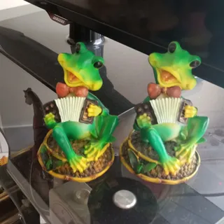 مجسمه قورباغه ها