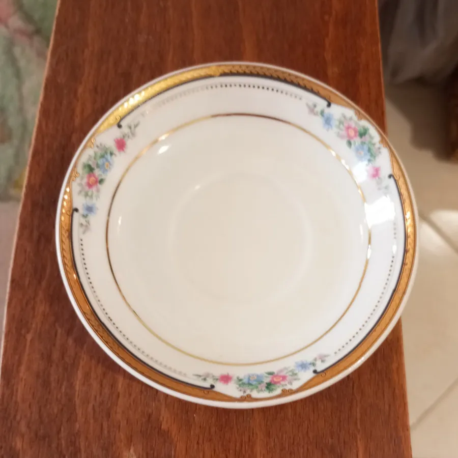 یک دست نعلبکی چینی