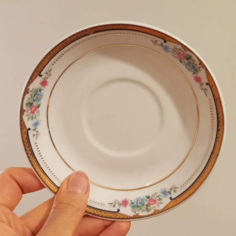 یک دست نعلبکی چینی