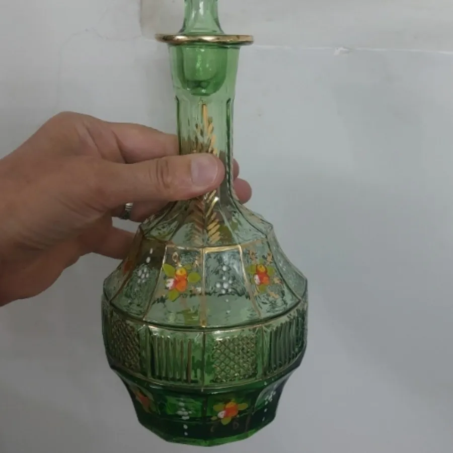 تنگ شیشه ای قدیمی