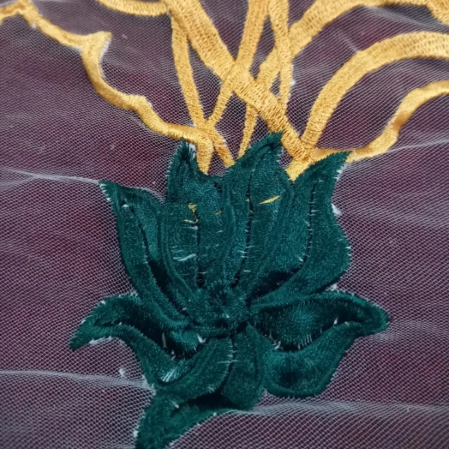 پارچه گلدوزی شده سبز