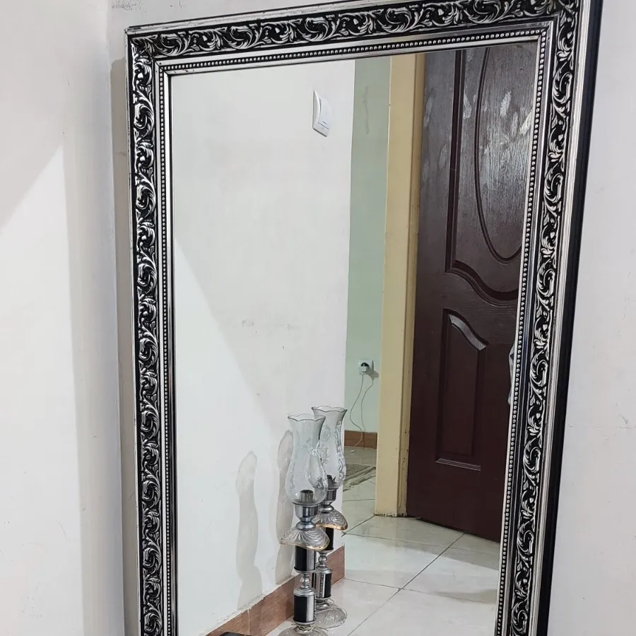 اینه ودوعددشمعدان ویک میز