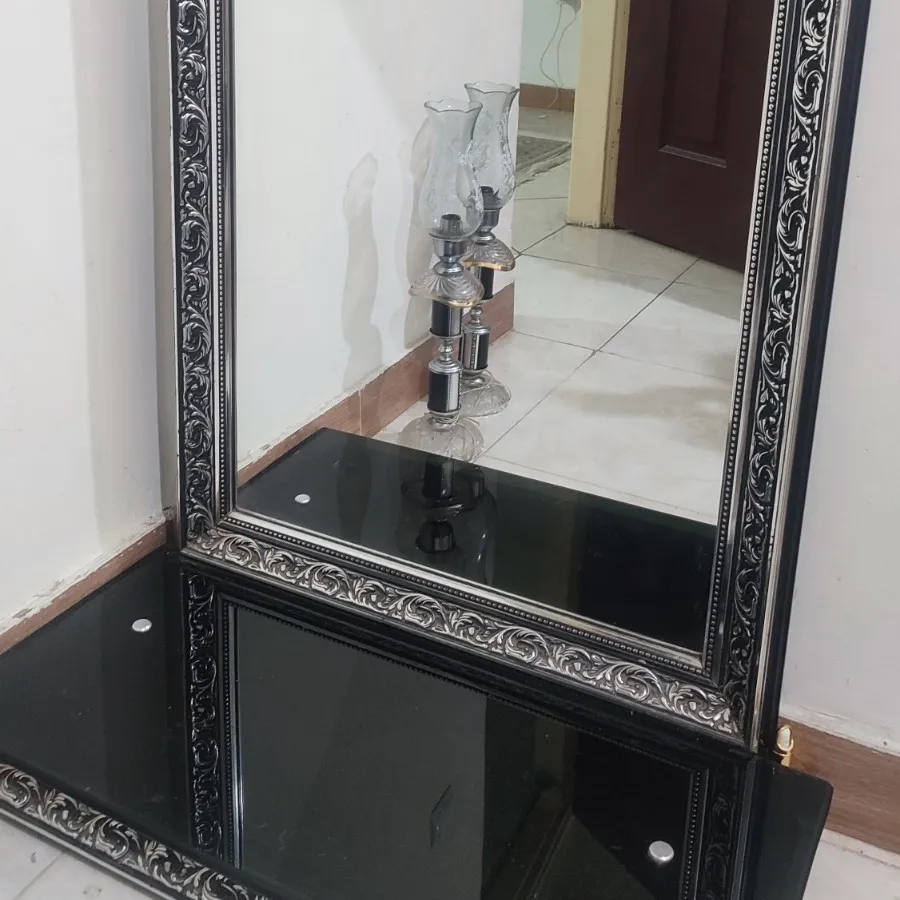 اینه ودوعددشمعدان ویک میز