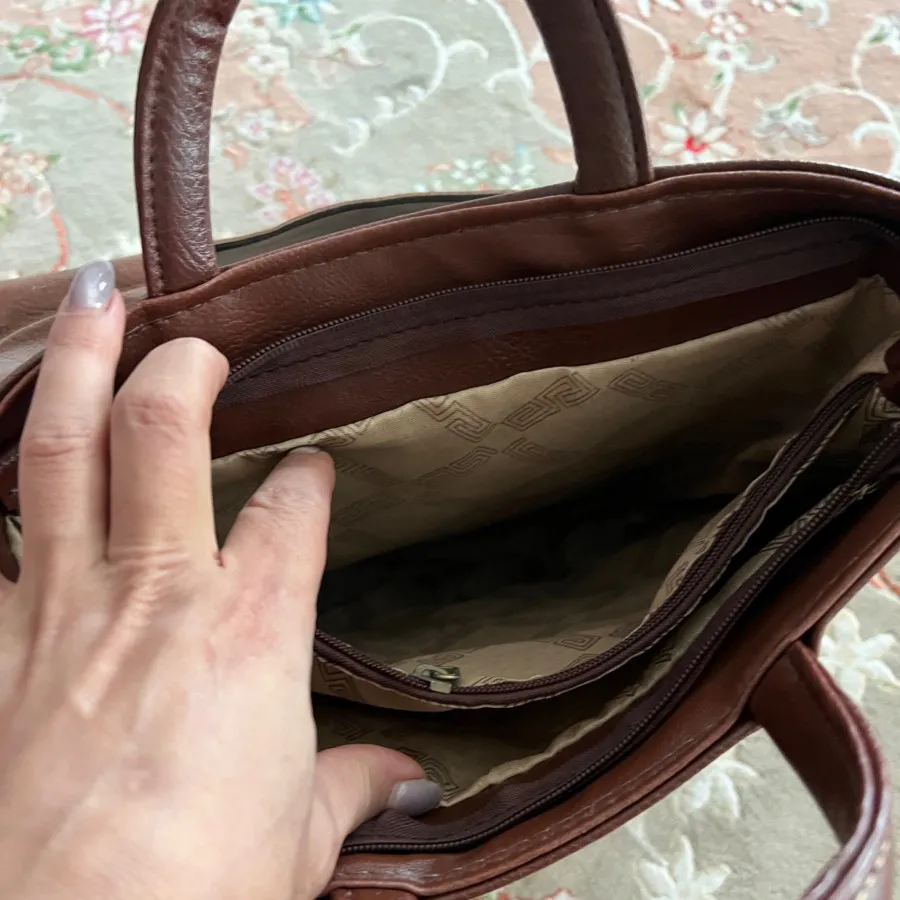 کیف دیپلمات ایستاده