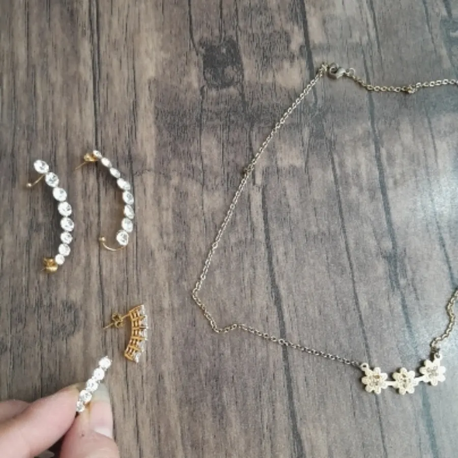 گوشواره و گردبندنگین دار