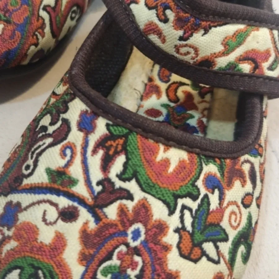 کفش عروسکی