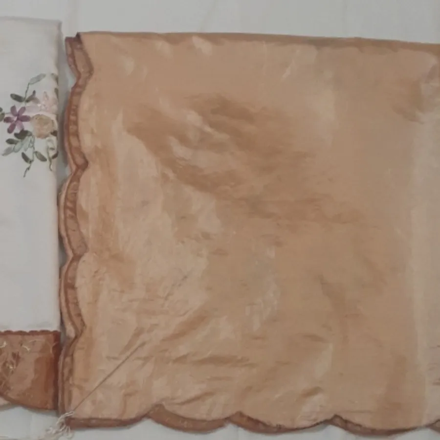 روی پشتی و روی میزی