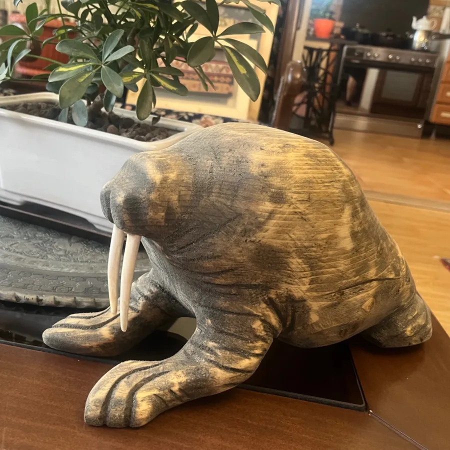 مجسمه شیر دریایی چوبی