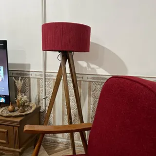 آباژور ایستاده کنار سالنی