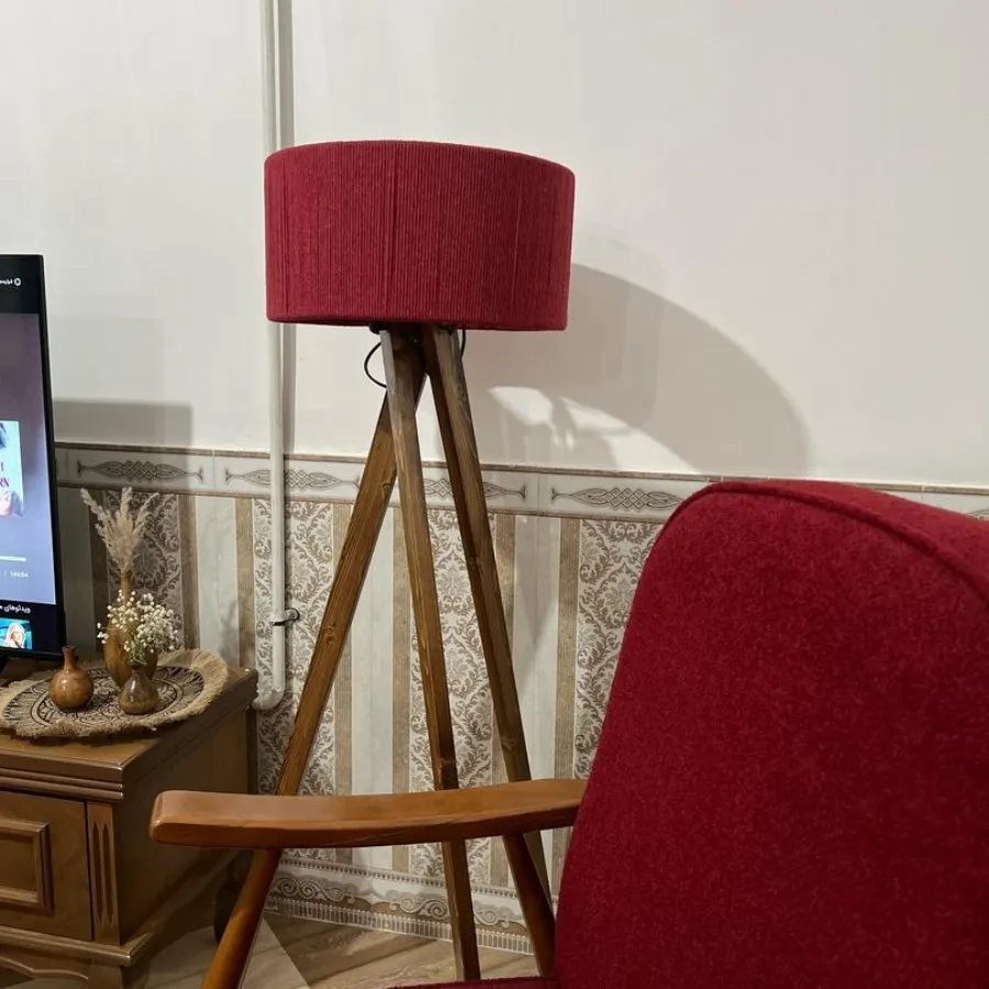 آباژور ایستاده کنار سالنی
