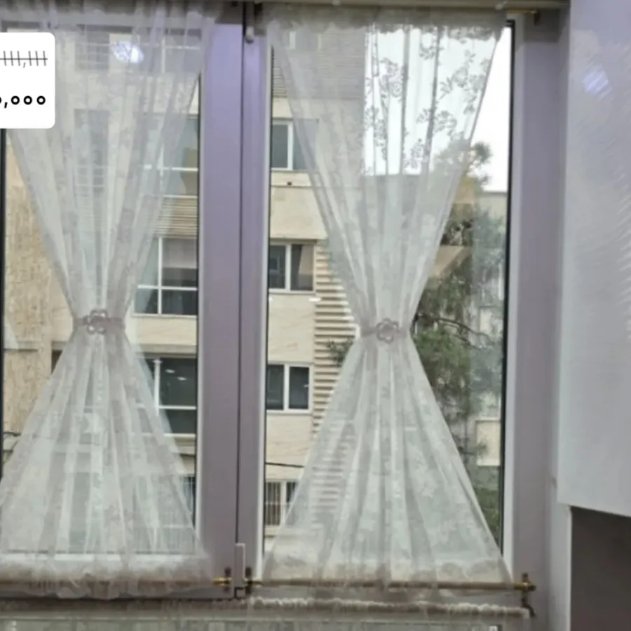 پرده پشت پنحره ای