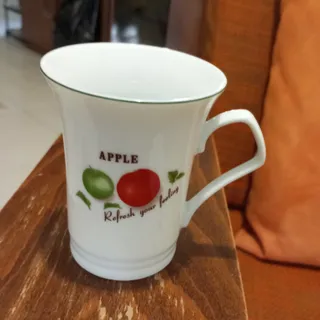 ماگ چینی طرح سیب