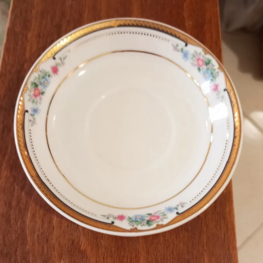 یک دست نعلبکی نو