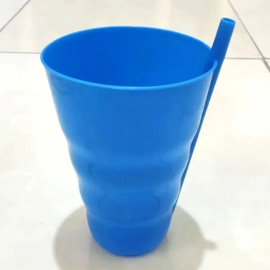لیوان نی دار