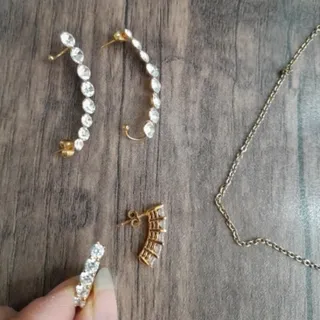 گوشواره و گردبندنگین دار
