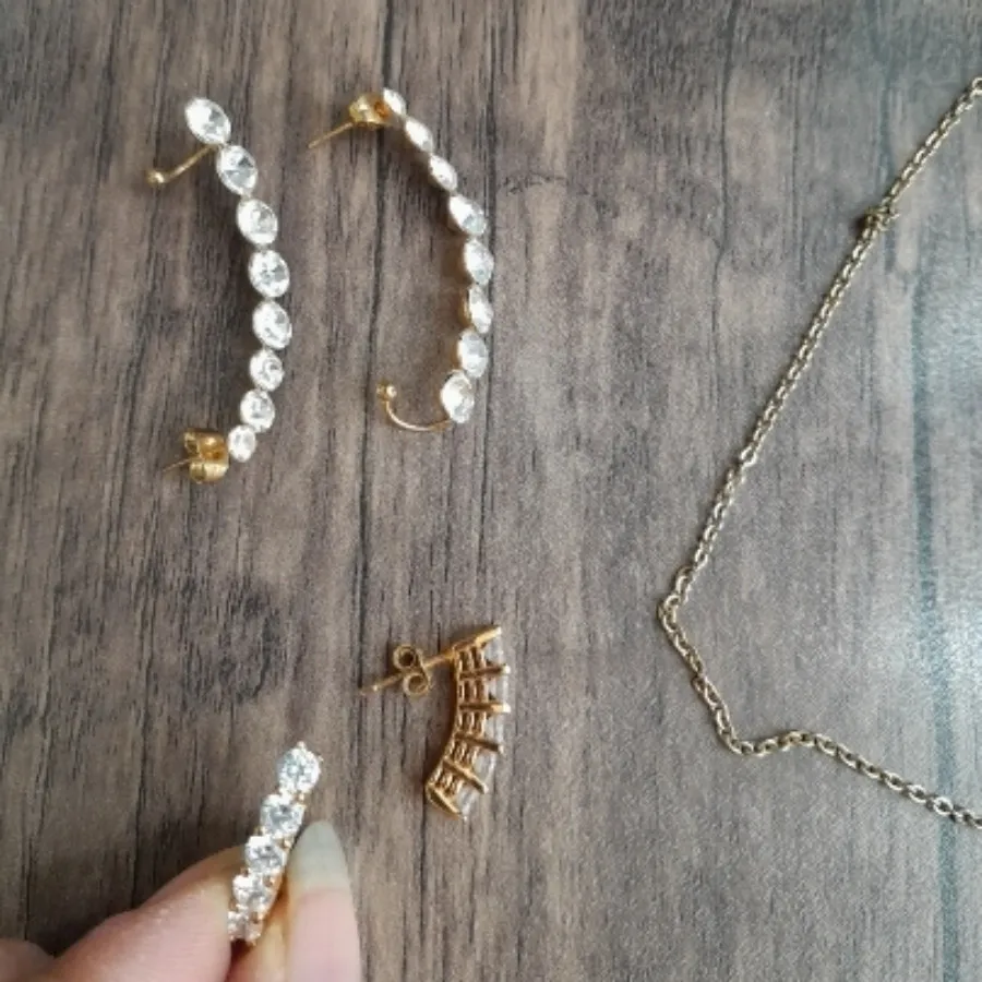 گوشواره و گردبندنگین دار