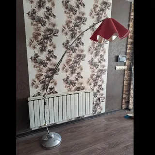آباژور قرمز ایستاده