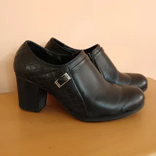 کفش چرم پاشنه دار