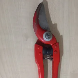 قیچی باغبانی و ورق بر