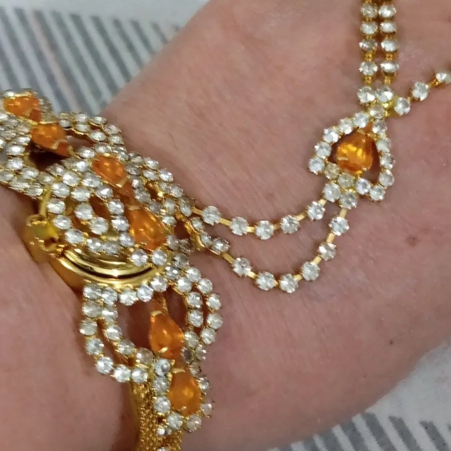 دستبند همراه با ساعت و