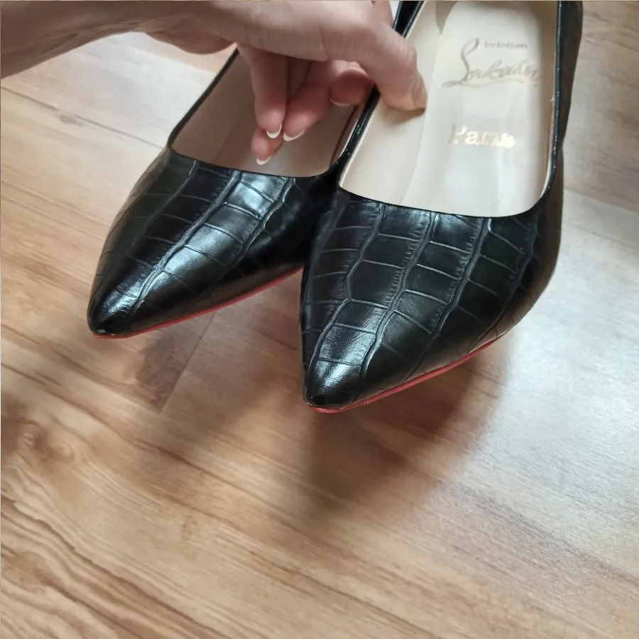 کفش پاشنه دار کف قرمز