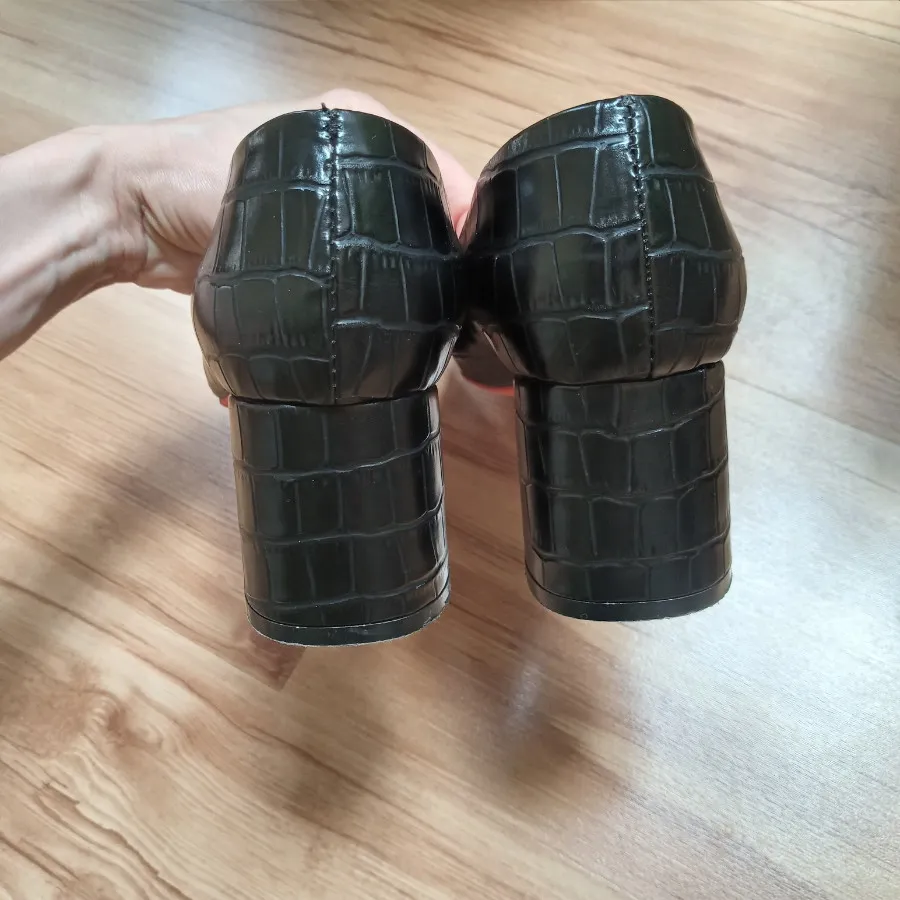 کفش پاشنه دار کف قرمز