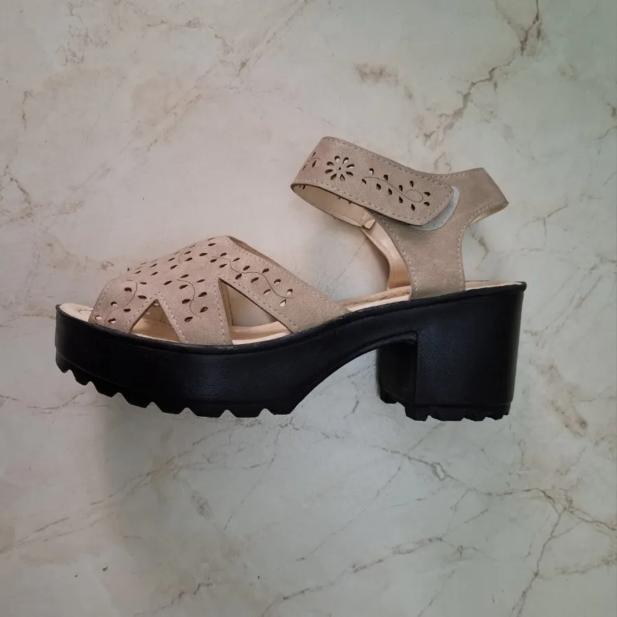 صندل پاشنه دار کرم