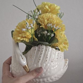 گلدان قو با گل داودی