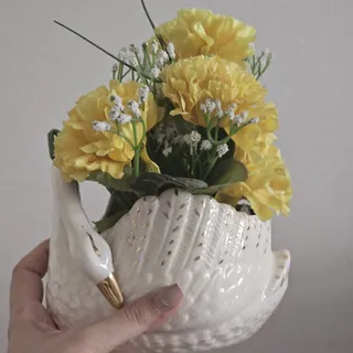 گلدان قو با گل داودی