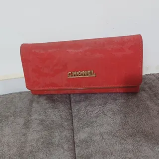 کیف پول قرمز