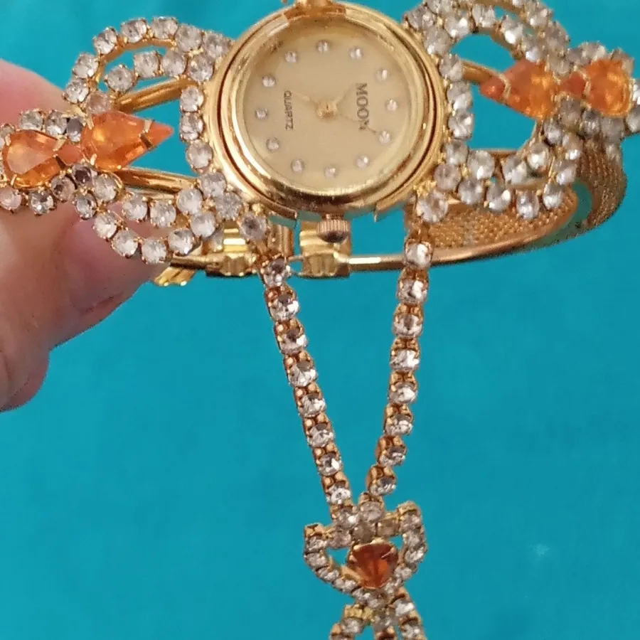 دستبند همراه با ساعت و