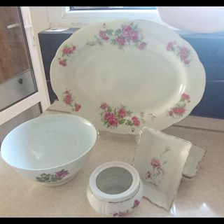 تعدادی ظروف گل سرخ