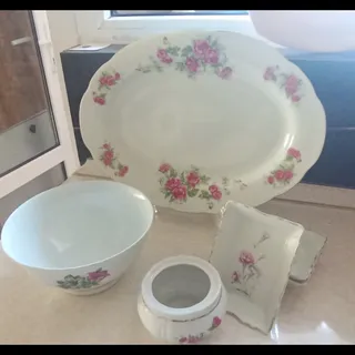 تعدادی ظروف گل سرخ