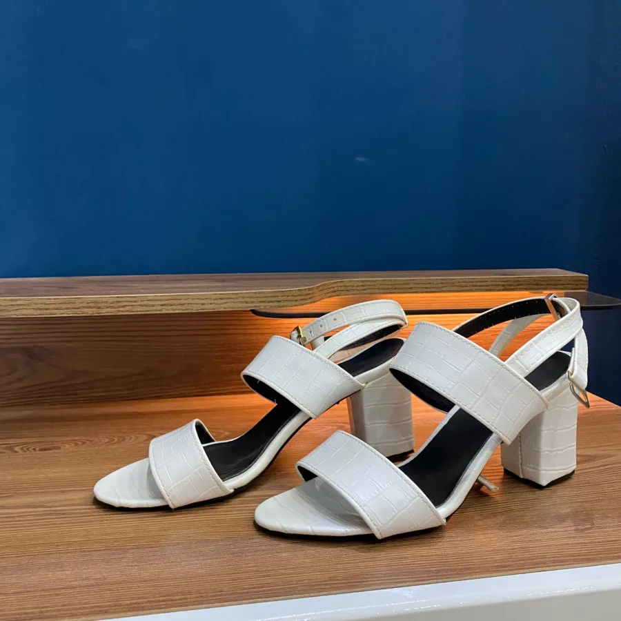 کفش پاشنه بلند