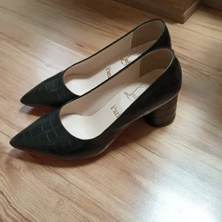 کفش پاشنه دار کف قرمز