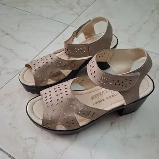 صندل پاشنه دار کرم