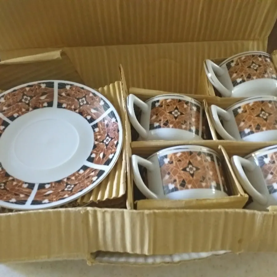 فنجان و نعلبکی کاغذی